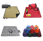Rotes kampierendes Matten-wasserdichtes Picknick-Decken-Polyester-Schwamm-Material im Freien
